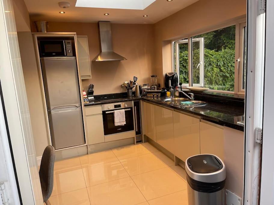 Lovely 2 Bedroom Ground Floor Flat With Garden. لندن المظهر الخارجي الصورة