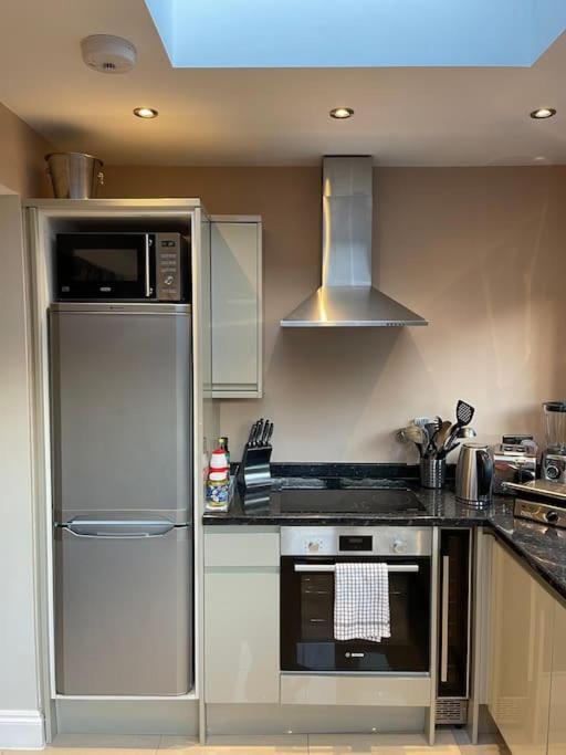 Lovely 2 Bedroom Ground Floor Flat With Garden. لندن المظهر الخارجي الصورة