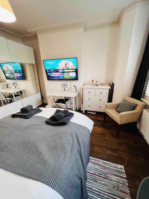 Lovely 2 Bedroom Ground Floor Flat With Garden. لندن المظهر الخارجي الصورة